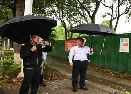 蘭勁冒雨調(diào)研達坤公司在建項目進展情況