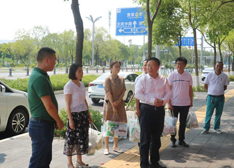 蘭勁看望慰問(wèn)高溫天氣堅(jiān)守的環(huán)衛(wèi)職工