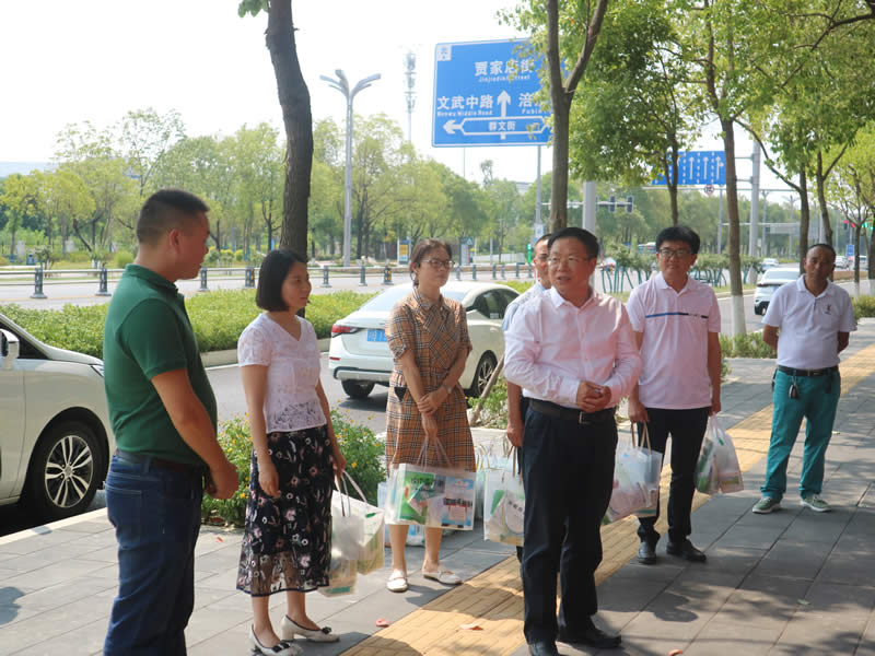 蘭勁看望慰問高溫天氣堅(jiān)守的環(huán)衛(wèi)職工