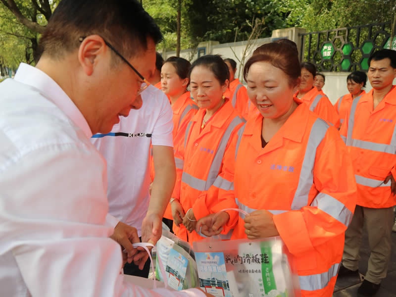 蘭勁看望慰問高溫天氣堅(jiān)守的環(huán)衛(wèi)職工