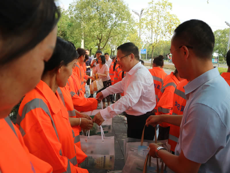 蘭勁看望慰問高溫天氣堅(jiān)守的環(huán)衛(wèi)職工