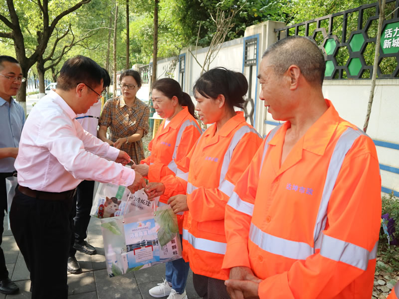 蘭勁看望慰問高溫天氣堅(jiān)守的環(huán)衛(wèi)職工