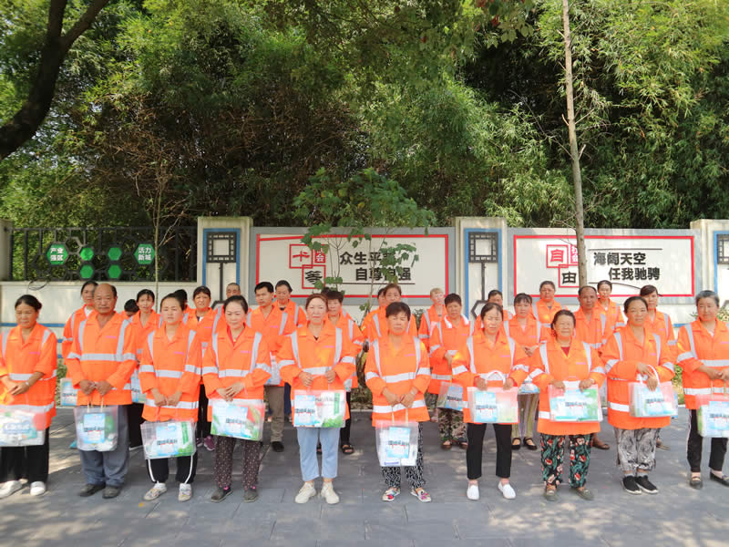 蘭勁看望慰問高溫天氣堅(jiān)守的環(huán)衛(wèi)職工