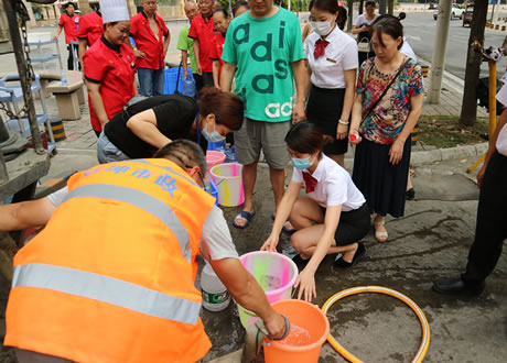 突發(fā)停水群眾急，達(dá)坤公司“解難題”