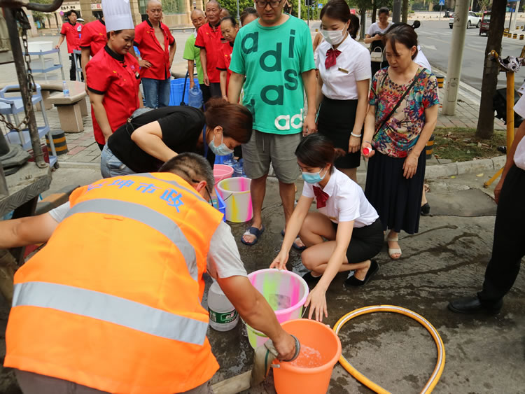 突發(fā)停水群眾急，達(dá)坤公司“解難題”