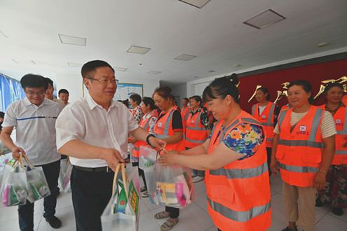 蘭勁看望慰問高溫天氣堅守的環(huán)衛(wèi)職工